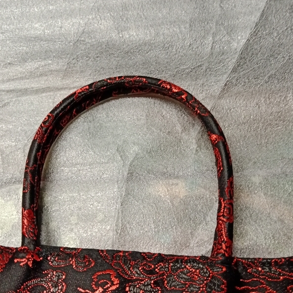 Sleek Black & Red Silky Asian Inspired Little Purse by Lindsey's - Picture 4 of 4